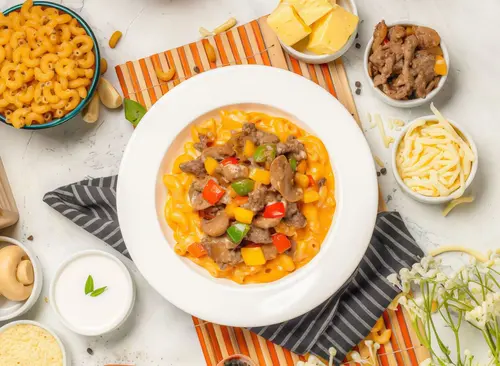 Mac n Cheezsteak